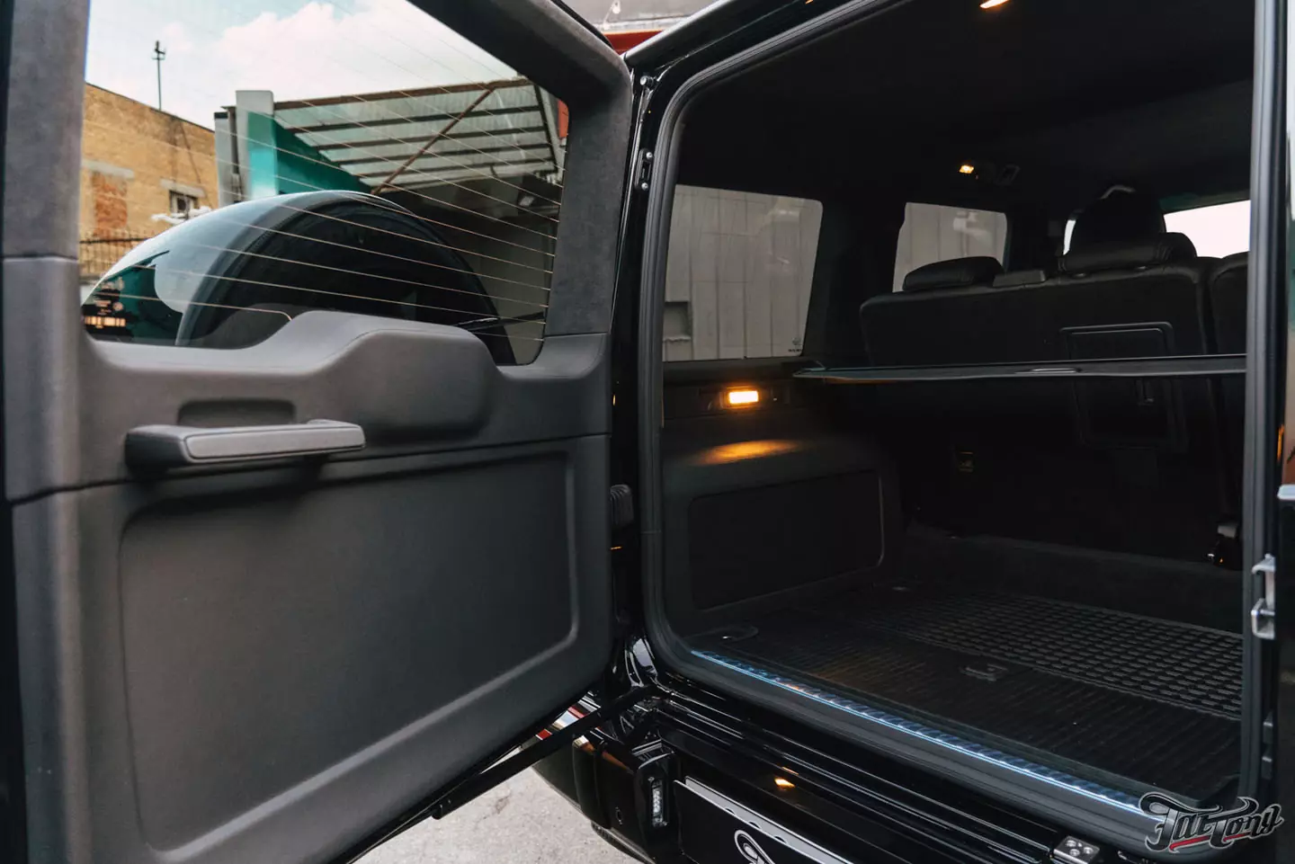 Побортная стереосистема с двумя усилителями на Mercedes G-class. Карбон в салоне. Полировка и керамика кузова, оклейка лобового стекла